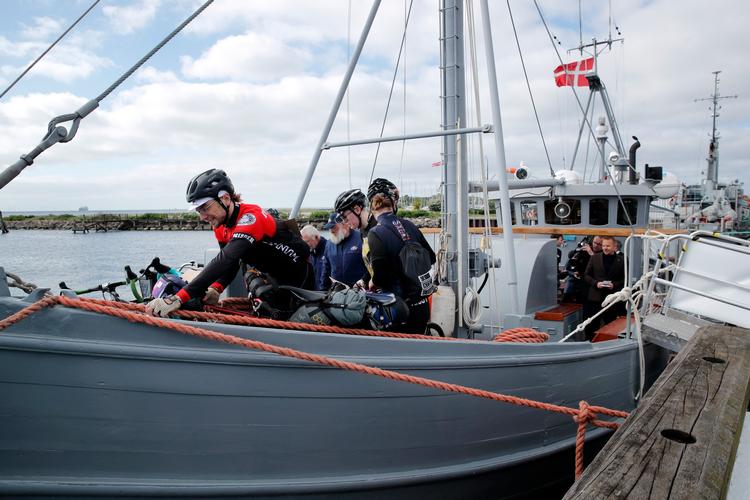 En gruppe cyklister gør klar til første sejlads med 'Elephanten' over Øresund 