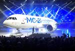 Ruslands premierminister Dmitri Medvedev gør klar til en hyldesttale til det nye  Irkut MC-21-fly. 
 