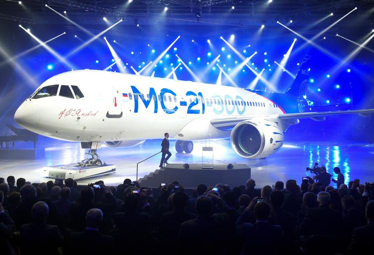 Ruslands premierminister Dmitri Medvedev gør klar til en hyldesttale til det nye  Irkut MC-21-fly. 
 