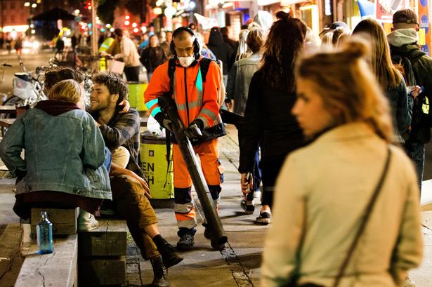 Stærke blæsere hjalp med at få affaldet ud på gaden hvor andre maskiner tog over 