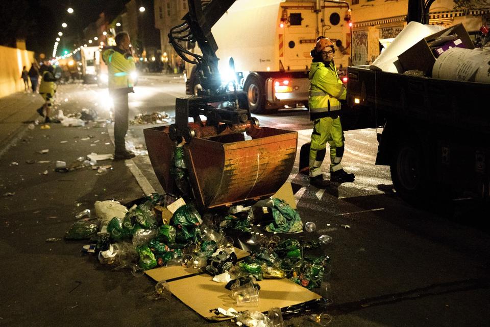 En større mængder af affald, læsses med kran. 