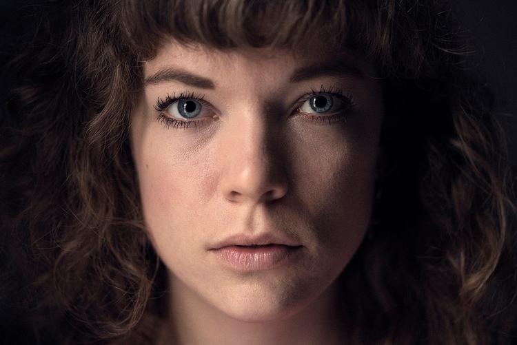 Signe Maxen debuterer med en roman om sygdom, barndom og et voksenliv, man helst er fri for.  Pr-foto Lærke Posselt