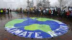 Politikere og klimaaktivister vil i aften spændt følge med, når Trump kommer med sin udmelding ift. USA's engagement i klimakampen. Her aktivister i Denver. 