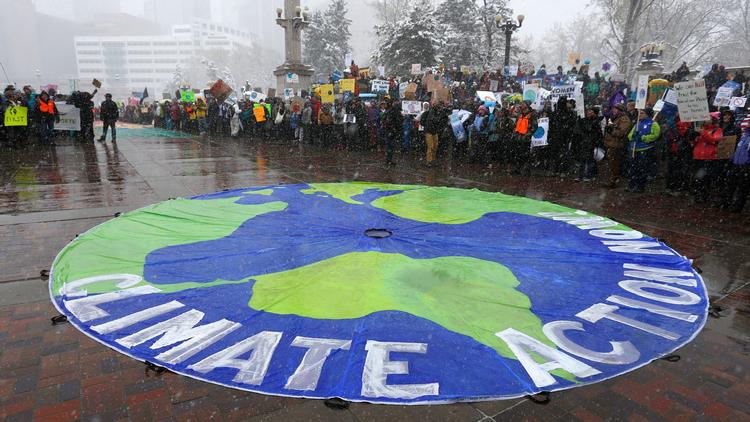 Politikere og klimaaktivister vil i aften spændt følge med, når Trump kommer med sin udmelding ift. USA's engagement i klimakampen. Her aktivister i Denver. 