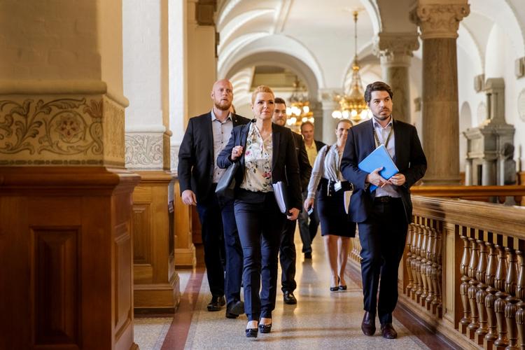 Inger Støjberg fotograferet, da hun 1. juni var på vej til et samråd om hendes ulovlige instruks om adskillelse af mindreårige asylansøggere fra deres ældre ægtefæller.  