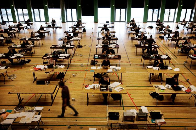 Eksamenssæson: De fleste danske virksomheder vægter et relevant studiejob højere end topkarakterer. (arkivfoto) 