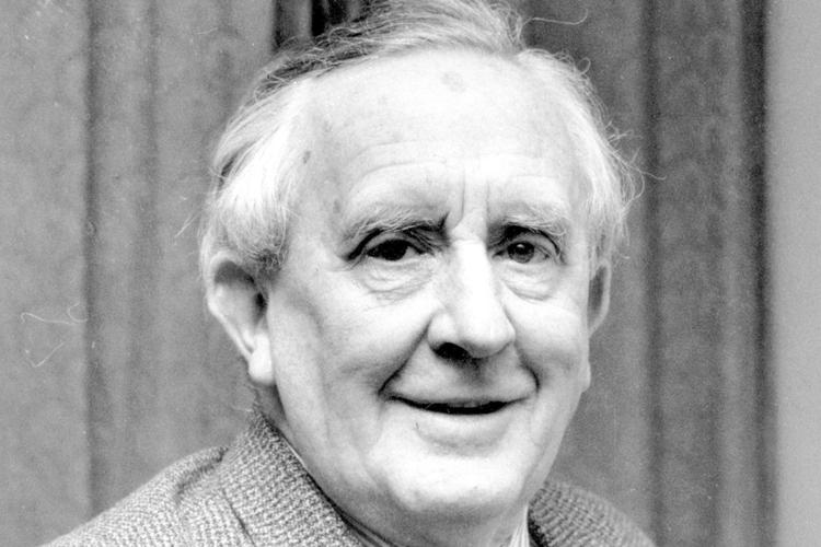 J.R.R. Tolkien skrev sin historie ovenpå sine oplevelser under Første Verdenskrig. Den nye bog er redigeret af forfatterens søn.  