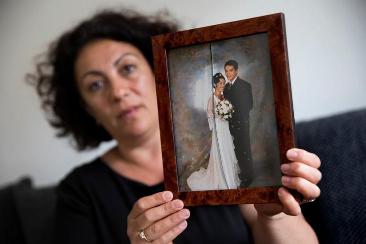 Zene Turan mistede pludselig sin mand Tarik, der uventet fik en blodprop i hjertet. Få dage efter, han var væk, røg parrets bryllupsbillede på gulvet og revnede fra øverst til nederst. Hun har ikke skiftet glasset, for det viser på en fin måde, havd der er sket i deres liv. Det blev revet midt over.  