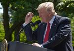 Præsidet Donald Trump viser med tommel og pegefinger, hvor meget Parisaftalen betyder. Et spørgsmål er, hvor meget beslutningen om at trække sig betyder.  