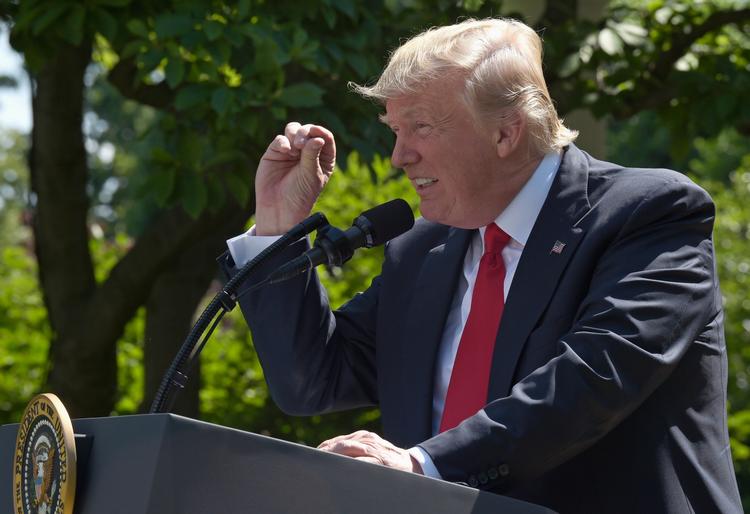 Præsidet Donald Trump viser med tommel og pegefinger, hvor meget Parisaftalen betyder. Et spørgsmål er, hvor meget beslutningen om at trække sig betyder.  