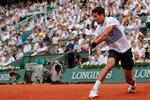 Der kom fredag mange fejl fra baghånden hos Novak Djokovic, da han mødte Diego Schwartzman på Roland Garros i Paris. 