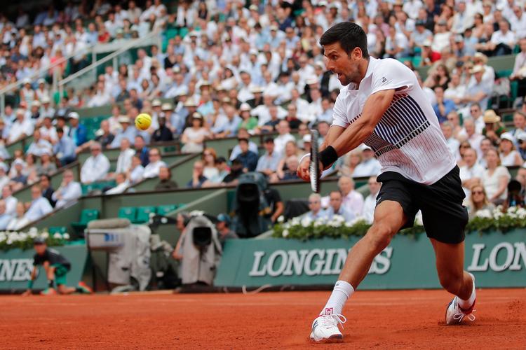 Der kom fredag mange fejl fra baghånden hos Novak Djokovic, da han mødte Diego Schwartzman på Roland Garros i Paris. 
