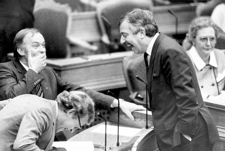 Billedet af Niels Helveg Petersen (R) i Folketinget sammen med Uffe Ellemann-Jensen (V) og Ivar Hansen (V) portrætterer ham »præcis, som han var«, siger Uffe Ellemann-Jensen. »Han havde humoren med sig, også når han var sammen med sine politiske modstandere«. 