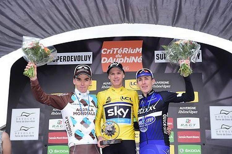 Chris Froome som vinder af Critérium du Dauphiné for tredje gang flankeret af franskmanden Romain Bardet (tv) og ireren Dan Martin. Foto: ASO/A.Broadway. 