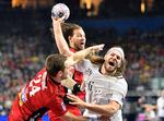 Mikkel Hansen måtte lørdag eftermiddag kæmpe hårdt for at komme frem til afslutninger i Köln mod Veszprem.   