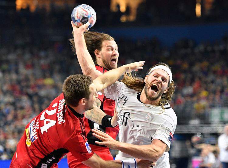 Mikkel Hansen måtte lørdag eftermiddag kæmpe hårdt for at komme frem til afslutninger i Köln mod Veszprem.   
