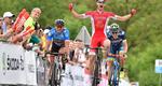 Anthony Perez jubler over sin første sejr som professionel, mens OL-guldvinderen Greg Van Avermaet (tv) ser noget slukøret ud over at være blevet slået. 