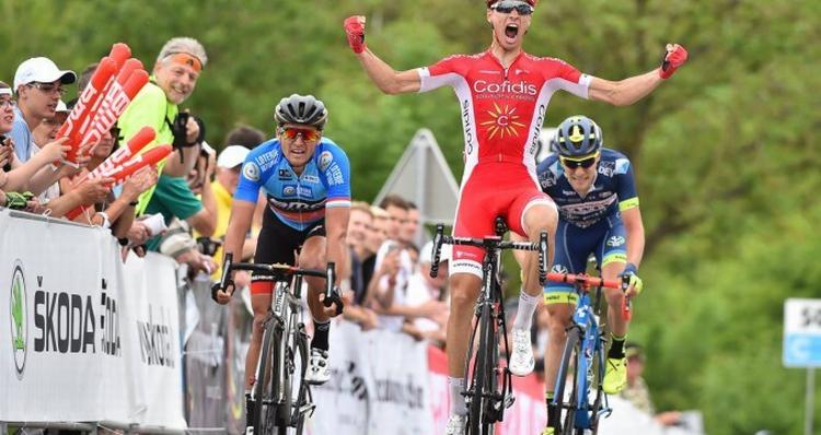 Anthony Perez jubler over sin første sejr som professionel, mens OL-guldvinderen Greg Van Avermaet (tv) ser noget slukøret ud over at være blevet slået. 