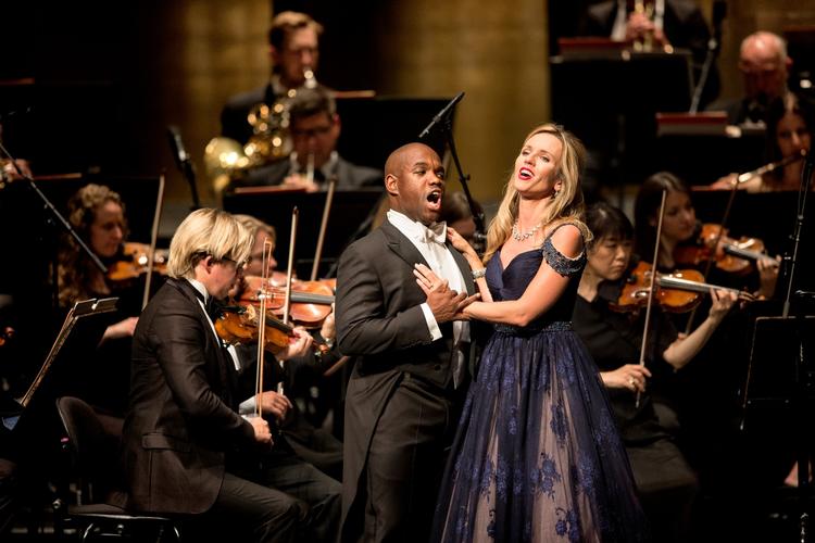 Tenoren Lawrence Brownlee og sopranen Sarah Coburn brillerede både hver for sig og sammen ved en generøs koncert. 