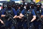 Svært bevæbnet politi i St. Thomas Street nær stedet for det seneste terrorangreb på London. 