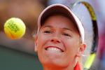 Caroline Wozniacki havde god grund til at være tilfreds, da duellen med Svetlana Kuznetsova var forbi. Danskeren er i kvartfinalen i Paris.   