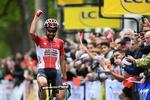 Thomas De Gendt jubler over sejren på 1. etape af Critérium du Dauphiné. Foto: ASO/A. Broadway. 