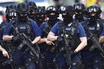 Britisk politi slog hurtigt og voldsomt til efter terrorangrebet på London Bridge. Otte betjente affyrede 50 skud, da de dræbte de tre overfaldsmænd bare otte minutter efter alarmopkaldet. I går var sikkerheds-styrker massivt til stede i London. 