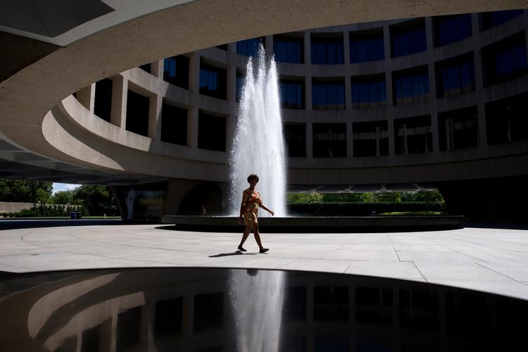 En kvinde passerer springvandet i gården på  Hirshhorn Museum & Sculpture Garden. Museet er et af to museer, hvor der på blot en uge er fundet en løkke.  
 