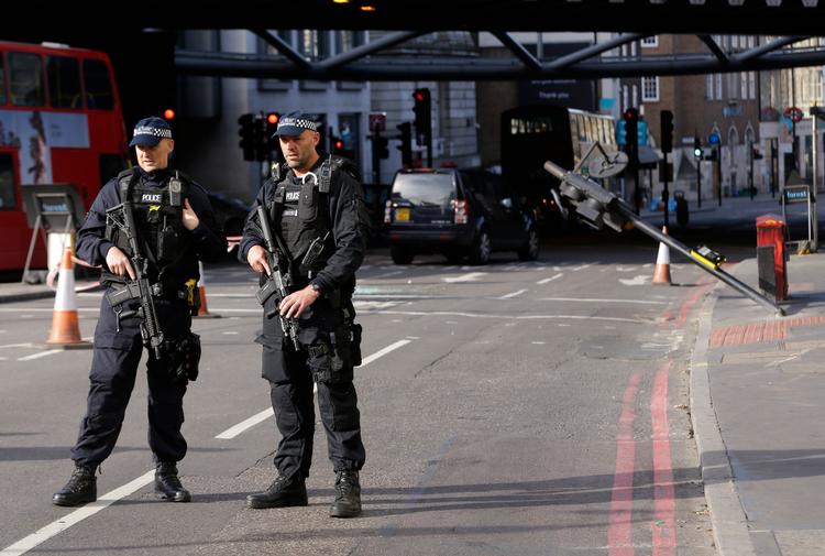 Efter terrorangrebet har Londons Politi posteret bevæbnede betjente omkring gerningsstedet i Borough Market. 