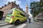 En ambulance får lov at komme ind bag politiafspærringerne efter skyderiet i Københavns Byret i 2015, hvor en bevæbnet mand myrdede en advokat og sårede en mand under en samværssag. 