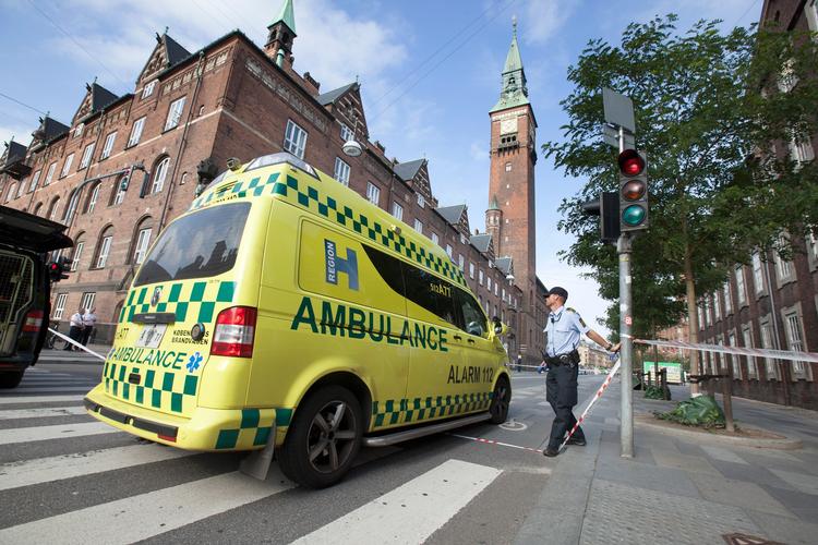 En ambulance får lov at komme ind bag politiafspærringerne efter skyderiet i Københavns Byret i 2015, hvor en bevæbnet mand myrdede en advokat og sårede en mand under en samværssag. 
