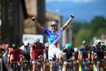 Arnaud Démare har god tid til at juble efter sin imponerende finish. Foto. ASO/A. Broadway. 