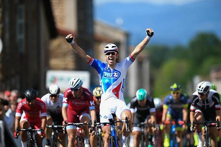 Arnaud Démare har god tid til at juble efter sin imponerende finish. Foto. ASO/A. Broadway. 