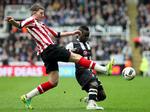 Her ses Cheick Tioté (th.) i sin Newcastle-tid i nærkamp med danske Nicklas Bendtner, da denne optrådte for Sunderland.
 