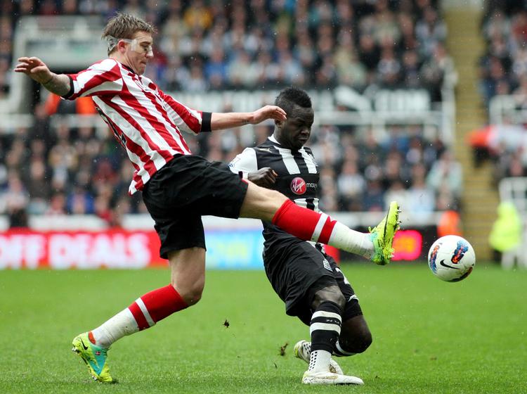 Her ses Cheick Tioté (th.) i sin Newcastle-tid i nærkamp med danske Nicklas Bendtner, da denne optrådte for Sunderland.
 