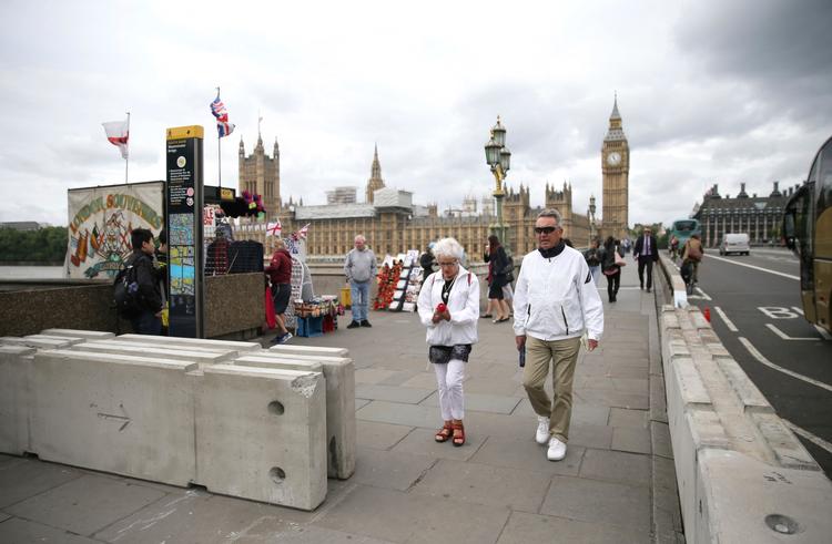 I marts blev fodgængere mejet ned af en terrorist på Westminster Bridge. Den har nu fået sikkerhedsbarrierer, der blev sat op samtidig med angrebet mod Borough Market lørdag. 