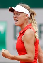Humøret har været højt hos Caroline Wozniacki efter de første fire kampe ved French Open. Nu spiller hun kvartfinale tirsdag eftermiddag. 