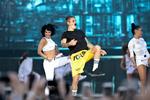 Justin Bieber overlod det meste af sceneshowet til sine dansere.  