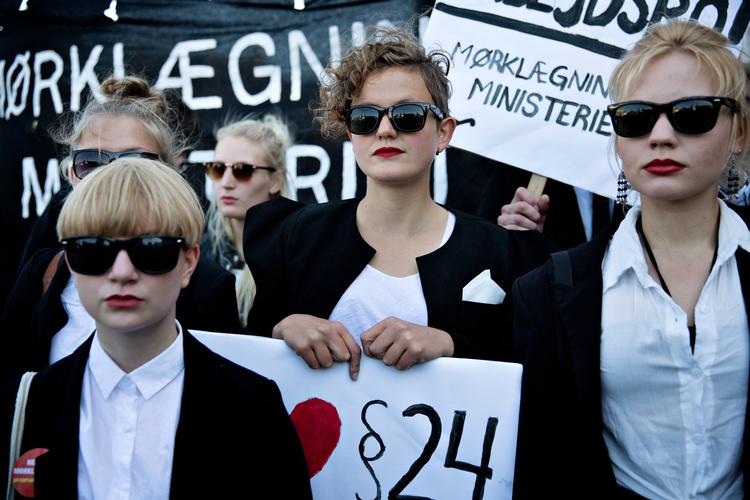 Omkring 2.000 mennesker var samlet på Christiansborg Slotsplads for at demonstrere mod den nye offentlighedslov, da den blev vedtaget i 2013.  