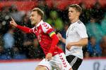 Christian Eriksen har scoret til 1-0 og jubler, mens Tysklands Matthias Ginter ser til. 