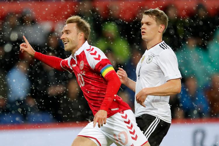Christian Eriksen har scoret til 1-0 og jubler, mens Tysklands Matthias Ginter ser til. 
