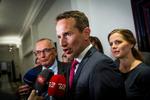 Finansminister Kristian Jensen og formand for Regionernes Bent Hansen udtaler sig efter mødet og aftalen er i hus.  