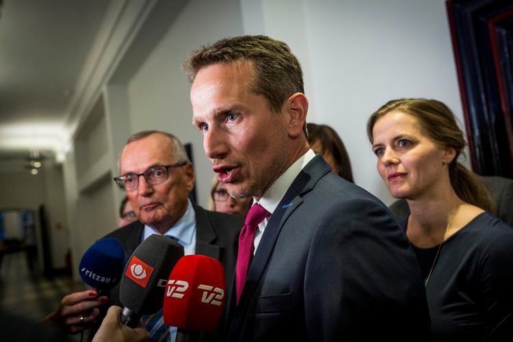 Finansminister Kristian Jensen og formand for Regionernes Bent Hansen udtaler sig efter mødet og aftalen er i hus.  