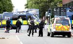Britisk politi foran den koncerthal i Manchester, der i sidste måned var mål for et terrorangreb. 
