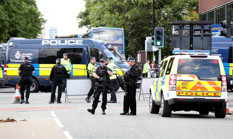 Britisk politi foran den koncerthal i Manchester, der i sidste måned var mål for et terrorangreb. 
