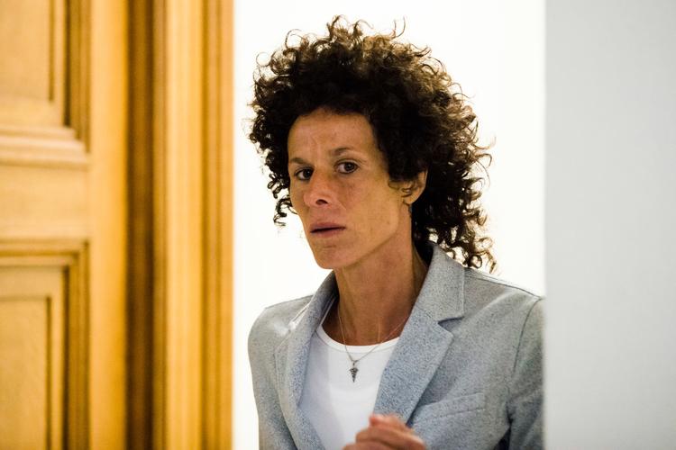 Andrea Constand på vej for at aflægge vidneerklæring i retssalen. 