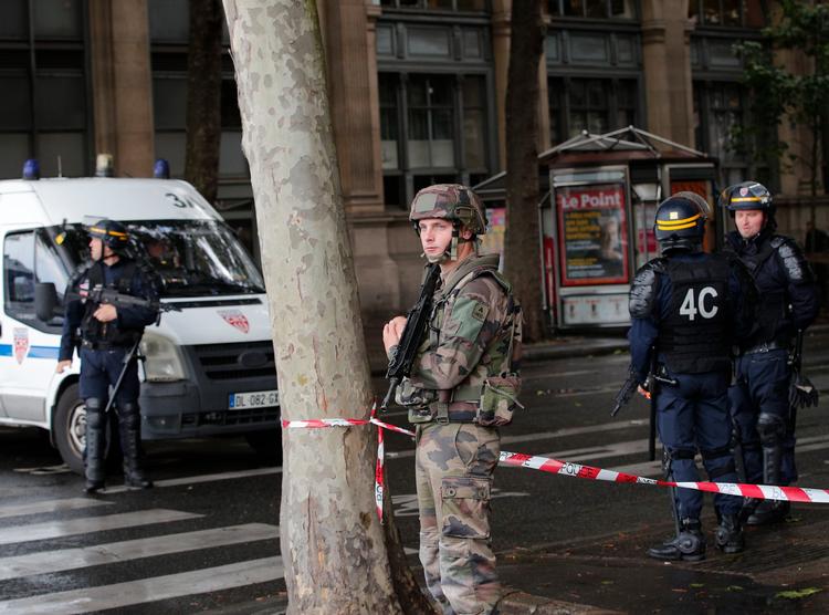 Franske betjente ved Notre Dame-kirken i Paris i går.  