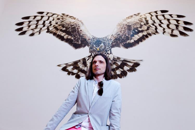 Jeremy Deller er en af flere britiske kunstnere som med sin kunst protesterer mod Theresa May, der kan blive genvalgt i morgen. Fotoet her er fra Venedig Biennalen i 2013.  