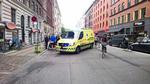 Ambulancen på den smalle Nordre Frihavnsgade hvor en ung kvinde netop var blevet ramt af en bildør