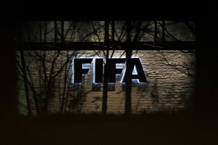 I en såkaldt standardkontrakt ville Fifa have DR til at skrive under på, at en dokumentar ikke måtte være kritisk, hvis den brugte arkivmateriale fra Fifa. 